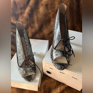 Black and white woman heels 👠 dressy for work or party 🎉